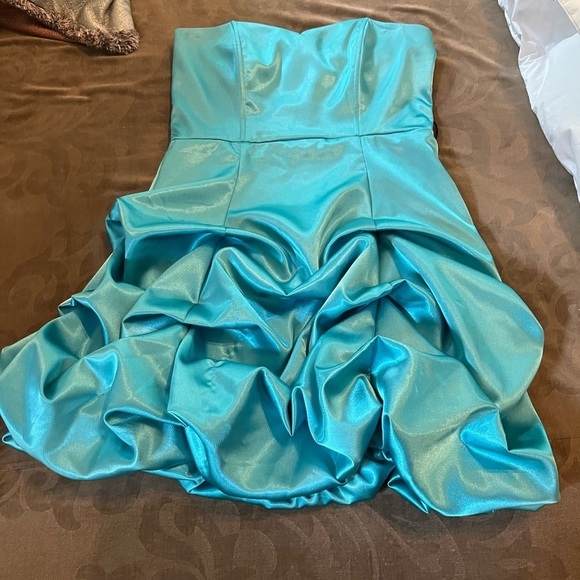 𝅺Teal short satin strapless, skirt is bubbled. Excellent condition - Picture 1 of 5
